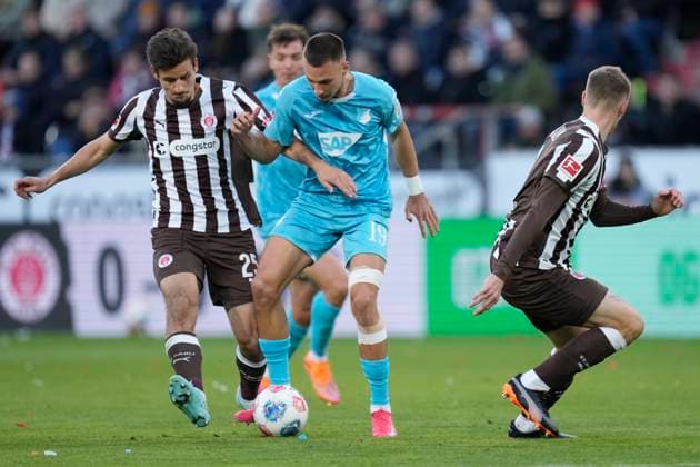 Adam Dzwigala (FC St. Pauli) und Tim Lemperle (TSG 1899 Hoffenheim) im Zweikampf waehrend des spiels der Bundesliga zwischen FC St. Pauli und TSG Hoffenheim, Millerntor-Stadion am 19. October 2025 in Hamburg, Deutschland. (Foto von Alex Gottschalk DeFodi Images) +++ Adam Dzwigala (FC St. Pauli) und Tim Lemperle (TSG 1899 Hoffenheim) battle for the ball during the Bundesliga match between FC St. Pauli and TSG Hoffenheim at Millerntor-Stadion on October 19, 2025 in Hamburg, Germany. (Photo by Alex Gottschalk DeFodi Images) DFL regulations prohibit any use of photographs as image sequences and or quasi-video. (Photo by Alex Gottschalk DeFodi Images) DFL regulations prohibit any use of photographs as image sequences and or quasi-video. Adam Dzwigala FC St Pauli and Tim Lemperle TSG 1899 Hoffenheim in a duel during the Bundesliga match between FC St Pauli and TSG Hoffenheim, Millerntor Stadion on October 19, 2025 in Hamburg, Germany Photo by Alex Gottschalk DeFodi Images Adam Dzwigala FC St Pauli and Tim Lemperle TSG 1899 Hoffenheim battle for the ball during the Bundesliga match between FC St Pauli and TSG Hoffenheim at Millerntor Stadion on October 19, 2025 in Hamburg, Germany Photo by Alex Gottschalk DeFodi Images DFL regulations prohibit any use of photographs as image sequences and or quasi video Photo by Alex Gottschalk DeFodi Images DFL regulations prohibit any use of photographs as image sequences and or quasi video