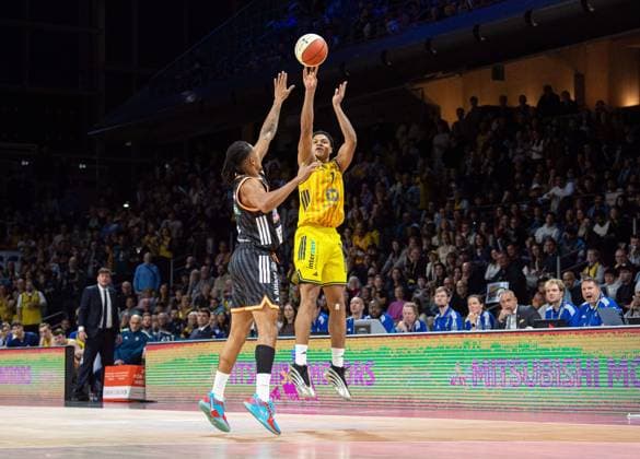 Basketball, Herren, Saison 2025 2026, BBL Pokal (Achtelfinale), Alba Berlin - ratiopharm Ulm, v.l. Nelson Weidemann (Ulm), Jack Kayil (Alba), 19.10.2025, Copyright: xSebastianxRäppold MatthiasxKochx