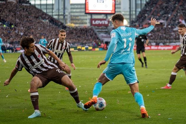 Deutschland, Fussball, 1. Bundesliga, 7. Spieltag 2025 2026, FC St. Pauli - TSG Hoffenheim am 19.10. in Hamburg (Millerntor-Stadion): Fisnik Asllani (TSG Hoffenheim 11) und Adam Dzwigala (FC St. Pauli 25) im Zweikampf Copyright: xSvenxHeidmannx