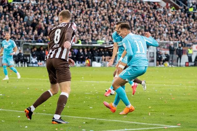 Deutschland, Fussball, 1. Bundesliga, 7. Spieltag 2025 2026, FC St. Pauli - TSG Hoffenheim am 19.10. in Hamburg (Millerntor-Stadion): Fisnik Asllani (TSG Hoffenheim 11) mit dem vermeintlichen 0:1, aber Abseits. Copyright: xSvenxHeidmannx