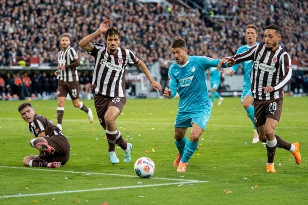 Deutschland, Fussball, 1. Bundesliga, 7. Spieltag 2025 2026, FC St. Pauli - TSG Hoffenheim am 19.10. in Hamburg (Millerntor-Stadion): Chance Andrej Kramaric (TSG Hoffenheim 27) Copyright: xSvenxHeidmannx