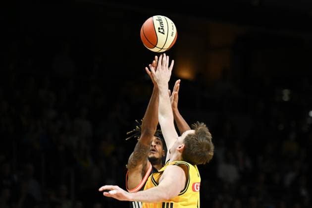19.10.2025, xlakx, Basketball easyCredit BBL Pokal Achtelfinale, Alba Berlin - Ratiopharm Ulm v.l. Bryce Brown (Ratiophram Ulm), Moses Wood (Alba Berlin) Zweikampf, Duell, Kampf, tackle Berlin