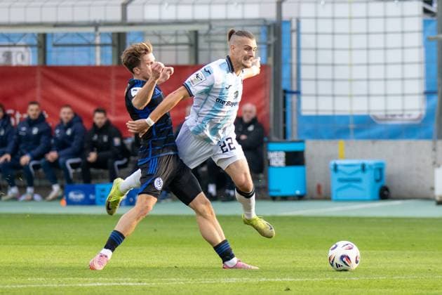 Patrick Sussek 37 (MSV Duisburg) blockiert Sigurd Haugen 22 (TSV 1860 Muenchen), der kommt zum Sturz, TSV 1860 Muenchen vs. MSV Duisburg, 3. Liga, 11. Spieltag, 19.10.2025 DFB regulations prohibit any use of photographs as image sequences and or quasi-video Muenchen Bayern Deutschland
