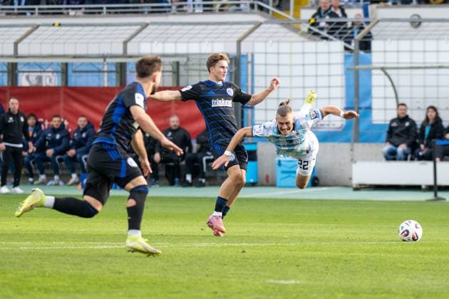 Patrick Sussek 37 (MSV Duisburg) blockiert Sigurd Haugen 22 (TSV 1860 Muenchen), der kommt zum Sturz, TSV 1860 Muenchen vs. MSV Duisburg, 3. Liga, 11. Spieltag, 19.10.2025 DFB regulations prohibit any use of photographs as image sequences and or quasi-video Muenchen Bayern Deutschland