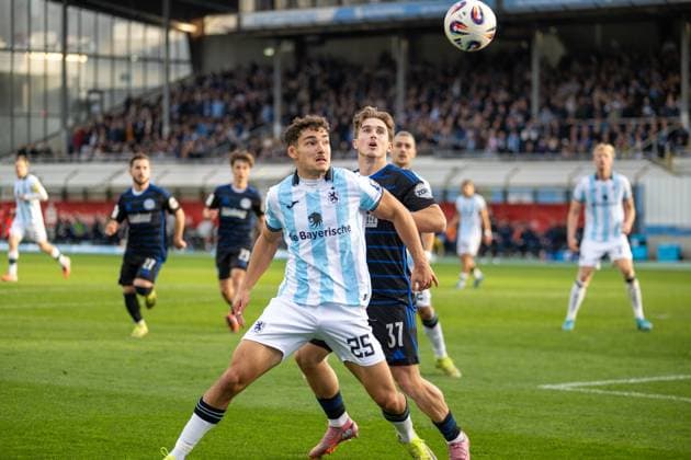 Sean Dulic 25 (TSV 1860 Muenchen) im Zweikampf mit Patrick Sussek 37 (MSV Duisburg), TSV 1860 Muenchen vs. MSV Duisburg, 3. Liga, 11. Spieltag, 19.10.2025 DFB regulations prohibit any use of photographs as image sequences and or quasi-video Muenchen Bayern Deutschland