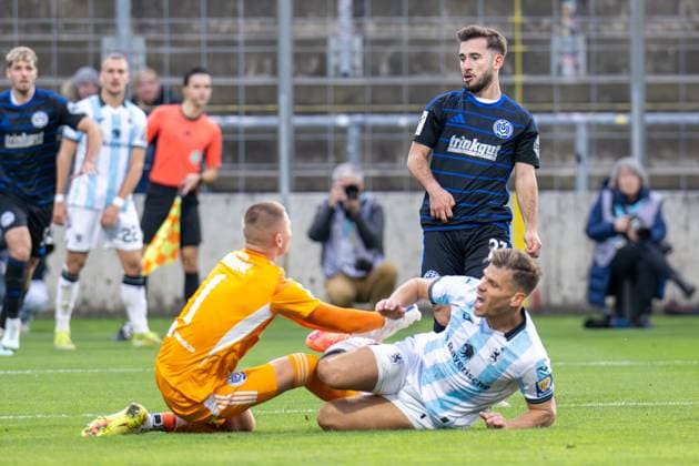 Florian Niederlechner 7 (TSV 1860 Muenchen) stoesst mit Maximilian Braune 1 (MSV Duisburg) zusammen, TSV 1860 Muenchen vs. MSV Duisburg, 3. Liga, 11. Spieltag, 19.10.2025 DFB regulations prohibit any use of photographs as image sequences and or quasi-video Muenchen Bayern Deutschland
