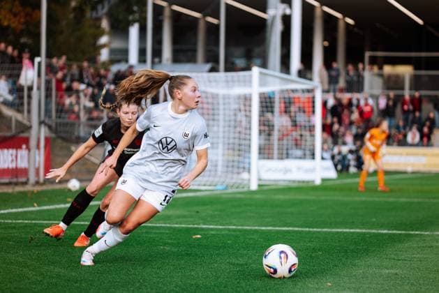 19.10.25, Frauen, Fussball, Google Pixel Frauen Bundesliga, Saison 2025 2026, Bayer 04 Leverkusen - VfL Wolfsburg, 7. Spieltag Janou Levels ( 15 - VfL Wolfsburg) im Dribbling Leverkusen Ulrich-Haberland-Stadion NRW Deutschland