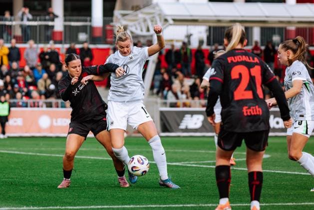 19.10.25, Frauen, Fussball, Google Pixel Frauen Bundesliga, Saison 2025 2026, Bayer 04 Leverkusen - VfL Wolfsburg, 7. Spieltag Estrella Merino Gonzales ( 10 - Bayer 04 Leverkusen) im Zweikampf mit Alexandra Popp ( 11 - VfL Wolfsburg) Leverkusen Ulrich-Haberland-Stadion NRW Deutschland