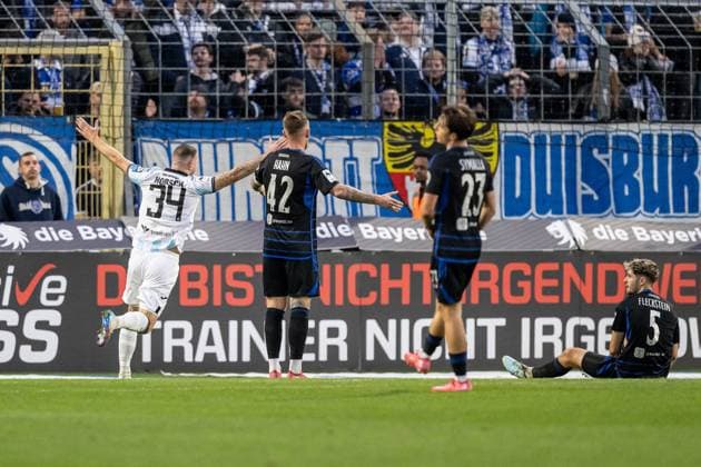 Patrick Hobsch (TSV 1860 Muenchen, 34) jubelt, die Duisburger Spieler sind bedient: Sigurd Haugen (TSV 1860 Muenchen, 22) - nicht im Bild - hat eben das Tor zum 2:1 erzielt GER, TSV 1860 Muenchen vs. MSV Duisburg, Fussball, 3. Bundesliga, 11. Spieltag, Saison 2025 2026, 19.10.2025. (DFL DFB REGULATIONS PROHIBIT ANY USE OF PHOTOGRAPHS as IMAGE SEQUENCES and or QUASI-VIDEO). GER, TSV 1860 Muenchen vs. MSV Duisburg, Fussball, 3. Bundesliga, 11. Spieltag, Saison 2025 2026, 19.10.2025. Muenchen Copyright: xEibner-Pressefoto HeikexFeinerx EP_HFR