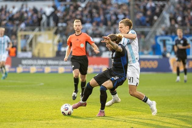 Joshua Bitter 29 (MSV Duisburg) im Zweikampf mit Clemens Lippmann 41 (TSV 1860 Muenchen), TSV 1860 Muenchen vs. MSV Duisburg, 3. Liga, 11. Spieltag, 19.10.2025 DFB regulations prohibit any use of photographs as image sequences and or quasi-video Muenchen Bayern Deutschland