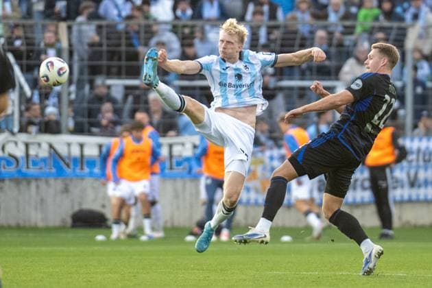 Raphael Schifferl 37 (TSV 1860 Muenchen) im Zweikampf mit Thilo Toepken 22 (MSV Duisburg), TSV 1860 Muenchen vs. MSV Duisburg, 3. Liga, 11. Spieltag, 19.10.2025 DFB regulations prohibit any use of photographs as image sequences and or quasi-video Muenchen Bayern Deutschland