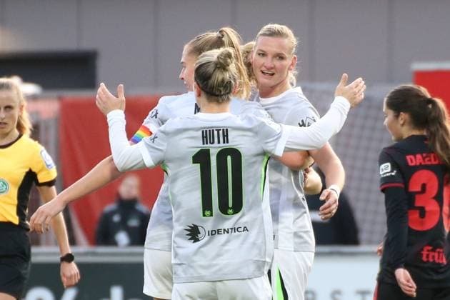 19.10.2025, xgrfx, Fussball Google Pixel Frauen-Bundesliga, Bayer Leverkusen - VfL Wolfsburg v.l. Tor, Alexandra Popp (VfL Wolfsburg) (DFL DFB REGULATIONS PROHIBIT ANY USE OF PHOTOGRAPHS as IMAGE SEQUENCES and or QUASI-VIDEO) Ulrich-Haberland-Stadion