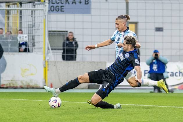 Sigurd Haugen 22 (TSV 1860 Muenchen) im Zweikampf mit Tobias Fleckstein 5 (MSV Duisburg), was zum Tor fuer den TSV 1860 fuehrt, TSV 1860 Muenchen vs. MSV Duisburg, 3. Liga, 11. Spieltag, 19.10.2025 DFB regulations prohibit any use of photographs as image sequences and or quasi-video Muenchen Bayern Deutschland