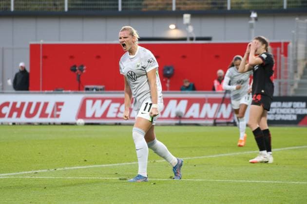 19.10.2025, xgrfx, Fussball Google Pixel Frauen-Bundesliga, Bayer Leverkusen - VfL Wolfsburg v.l. Tor, Alexandra Popp (VfL Wolfsburg) (DFL DFB REGULATIONS PROHIBIT ANY USE OF PHOTOGRAPHS as IMAGE SEQUENCES and or QUASI-VIDEO) Ulrich-Haberland-Stadion