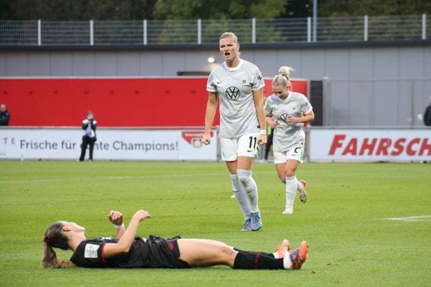 19.10.2025, xgrfx, Fussball Google Pixel Frauen-Bundesliga, Bayer Leverkusen - VfL Wolfsburg v.l. Tor, Alexandra Popp (VfL Wolfsburg) (DFL DFB REGULATIONS PROHIBIT ANY USE OF PHOTOGRAPHS as IMAGE SEQUENCES and or QUASI-VIDEO) Ulrich-Haberland-Stadion