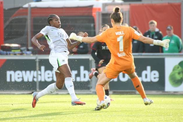 19.10.2025, xgrfx, Fussball Google Pixel Frauen-Bundesliga, Bayer Leverkusen - VfL Wolfsburg v.l. Rote Karte, Charlotte Voll (Bayer Leverkusen) (DFL DFB REGULATIONS PROHIBIT ANY USE OF PHOTOGRAPHS as IMAGE SEQUENCES and or QUASI-VIDEO) Ulrich-Haberland-Stadion