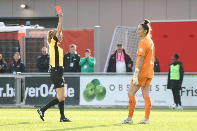 19.10.2025, xgrfx, Fussball Google Pixel Frauen-Bundesliga, Bayer Leverkusen - VfL Wolfsburg v.l. Rote Karte, Charlotte Voll (Bayer Leverkusen) (DFL DFB REGULATIONS PROHIBIT ANY USE OF PHOTOGRAPHS as IMAGE SEQUENCES and or QUASI-VIDEO) Ulrich-Haberland-Stadion