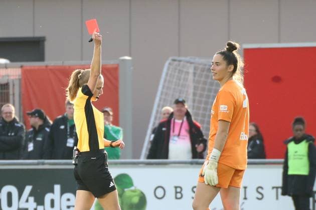 19.10.2025, xgrfx, Fussball Google Pixel Frauen-Bundesliga, Bayer Leverkusen - VfL Wolfsburg v.l. Rote Karte, Charlotte Voll (Bayer Leverkusen) (DFL DFB REGULATIONS PROHIBIT ANY USE OF PHOTOGRAPHS as IMAGE SEQUENCES and or QUASI-VIDEO) Ulrich-Haberland-Stadion