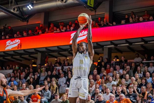 1. Basketball Bundesliga, easyCredit BBL, Saison 2025 2026, Herren, Pokal. Achtelfinale, 19.10.2025, RASTA Vechta - NINERS Chemnitz Ty Brewer ( 15 - NINERS Chemnitz) beim Jumpshot Vechta RASTA Dome Niedersachsen Deutschland
