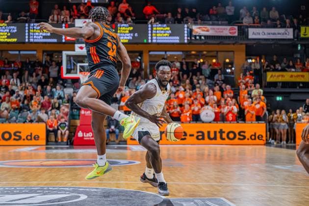 1. Basketball Bundesliga, easyCredit BBL, Saison 2025 2026, Herren, Pokal. Achtelfinale, 19.10.2025, RASTA Vechta - NINERS Chemnitz Amadou Sow ( 12 - NINERS Chemnitz) in Aktion Vechta RASTA Dome Niedersachsen Deutschland