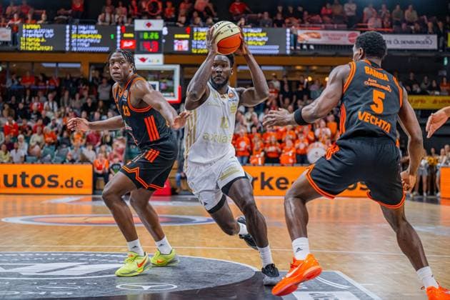 1. Basketball Bundesliga, easyCredit BBL, Saison 2025 2026, Herren, Pokal. Achtelfinale, 19.10.2025, RASTA Vechta - NINERS Chemnitz Amadou Sow ( 12 - NINERS Chemnitz) in Aktion Vechta RASTA Dome Niedersachsen Deutschland