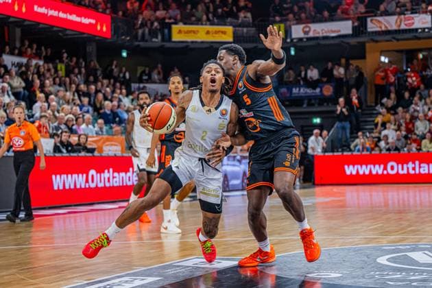 1. Basketball Bundesliga, easyCredit BBL, Saison 2025 2026, Herren, Pokal. Achtelfinale, 19.10.2025, RASTA Vechta - NINERS Chemnitz Nike Sibande ( 2 - NINERS Chemnitz) in Aktion Vechta RASTA Dome Niedersachsen Deutschland