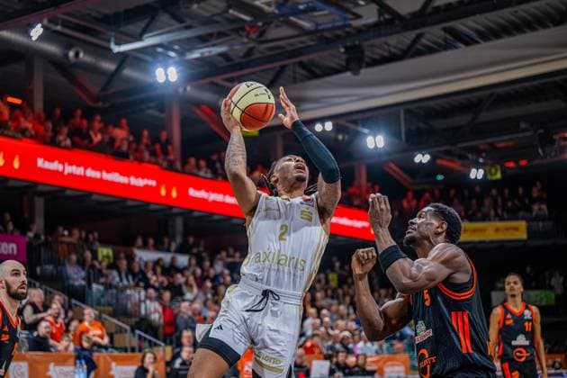 1. Basketball Bundesliga, easyCredit BBL, Saison 2025 2026, Herren, Pokal. Achtelfinale, 19.10.2025, RASTA Vechta - NINERS Chemnitz Nike Sibande ( 2 - NINERS Chemnitz) beim Korbleger Vechta RASTA Dome Niedersachsen Deutschland