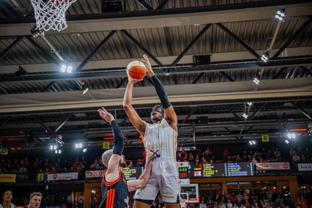 1. Basketball Bundesliga, easyCredit BBL, Saison 2025 2026, Herren, Pokal. Achtelfinale, 19.10.2025, RASTA Vechta - NINERS Chemnitz Kostja Mushidi ( 11 - NINERS Chemnitz) beim Korbleger Vechta RASTA Dome Niedersachsen Deutschland