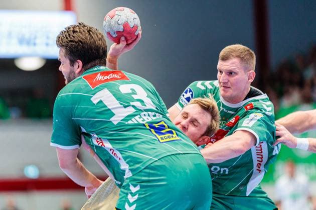 v.l. Ian Weber (GWD Minden, 13), Marian Michalczik (TSV Hannover-Burgdorf, 22), Karolis Antanavicius (GWD Minden, 08) GER, GWD Minden vs. TSV Hannover-Burgdorf, Handball, 1. Bundesliga, 9. Spieltag, Spielzeit 2025 2026, 19.10.2025 GER, GWD Minden vs. TSV Hannover-Burgdorf, Handball, 1. Bundesliga, 9. Spieltag, Spielzeit 2025 2026, 19.10.2025 Luebbecke Copyright: xEibner-Pressefoto JanxRollingerx EP_JSK