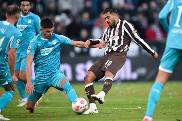 Fußball - 1. Bundesliga - FC St. Pauli - TSG Hoffenheim am 19.10.2025 im Millerntor-Stadion in Hamburg Danel Sinani (St. Pauli) im Zweikampf gegen Robin Hranac (Hoffenheim)