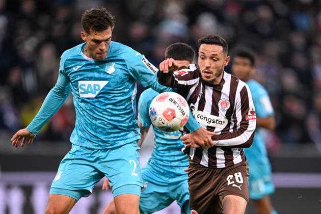 Fußball - 1. Bundesliga - FC St. Pauli - TSG Hoffenheim am 19.10.2025 im Millerntor-Stadion in Hamburg Mathias Pereira Lage (St. Pauli) im Zweikampf gegen Manolis Saliakas (St. Pauli)