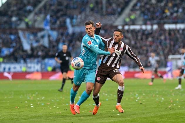 Fußball - 1. Bundesliga - FC St. Pauli - TSG Hoffenheim am 19.10.2025 im Millerntor-Stadion in Hamburg Mathias Pereira Lage (St. Pauli) im Zweikampf gegen Robin Hranac (Hoffenheim)