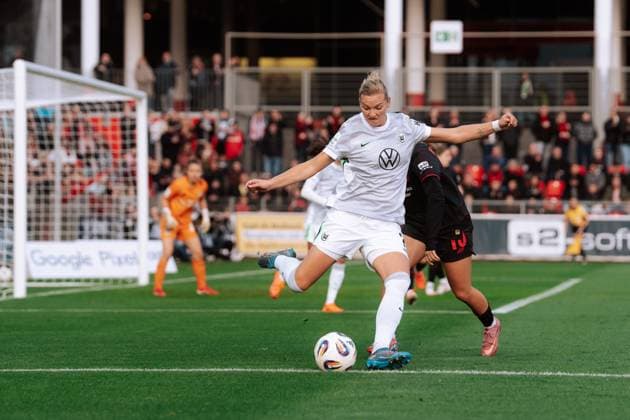19.10.25, Frauen, Fussball, Google Pixel Frauen Bundesliga, Saison 2025 2026, Bayer 04 Leverkusen - VfL Wolfsburg, 7. Spieltag Alexandra Popp ( 11 - VfL Wolfsburg) Schuss Leverkusen Ulrich-Haberland-Stadion NRW Deutschland