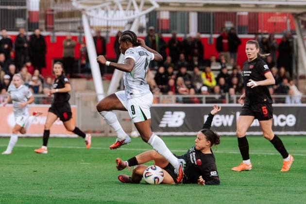 19.10.25, Frauen, Fussball, Google Pixel Frauen Bundesliga, Saison 2025 2026, Bayer 04 Leverkusen - VfL Wolfsburg, 7. Spieltag Lineth Beerensteyn ( 9 - VfL Wolfsburg) I Leverkusen Ulrich-Haberland-Stadion NRW Deutschland