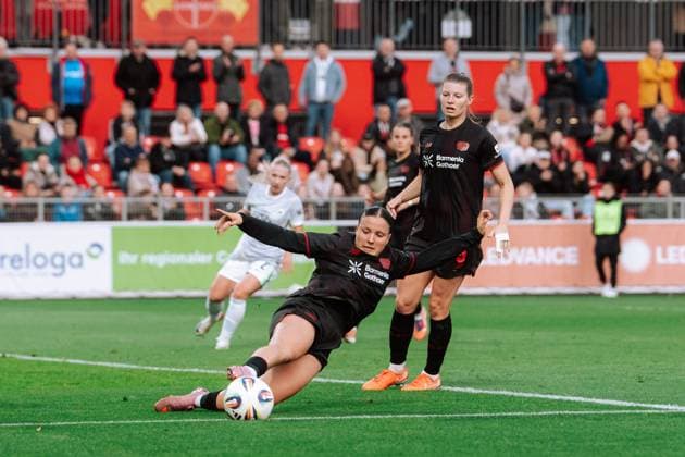 19.10.25, Frauen, Fussball, Google Pixel Frauen Bundesliga, Saison 2025 2026, Bayer 04 Leverkusen - VfL Wolfsburg, 7. Spieltag Estrella Merino ( 10 - Bayer 04 Leverkusen) Grätsche Leverkusen Ulrich-Haberland-Stadion NRW Deutschland