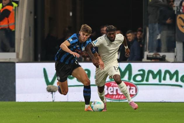 Atalanta s Charles De Ketelaere Lazio™s Nuno Tavares during the Serie A soccer match between Atalanta B.C. and S.S. Lazio at the New Balance Stadium in Bergamo, Italy - Sunday, October 19, 2025. - Soccer .  Copyright: xStefanoxNicoli LaPressex