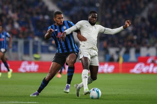 Atalanta s Isak Hien Lazio™s Boulaye Dia during the Serie A soccer match between Atalanta B.C. and S.S. Lazio at the New Balance Stadium in Bergamo, Italy - Sunday, October 19, 2025. - Soccer .  Copyright: xStefanoxNicoli LaPressex