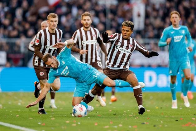 Hamburg, 19. Oktober 2025 - Fußball, 1. Bundesliga 2025 26, FC St. Pauli - TSG 1899 Hoffenheim: Vladimir Coufal (TSG 1899 Hoffenheim, 34), Joel Chima Fujita (FC St. Pauli, 16) DFL REGULATIONS PROHIBIT ANY USE OF PHOTOGRAPHS AS IMAGE SEQUENCES AND OR QUASI-VIDEO.
