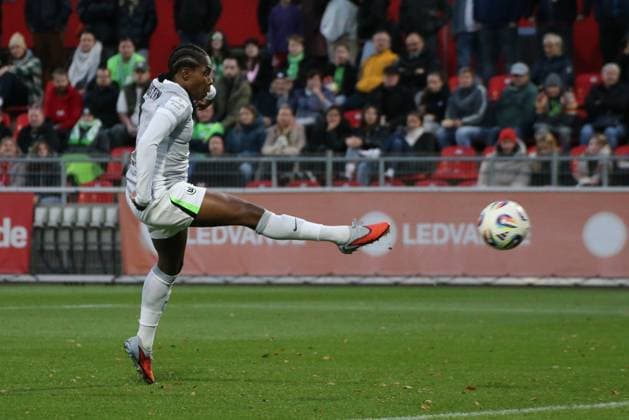 19.10.2025, xgrfx, Fussball Google Pixel Frauen-Bundesliga, Bayer Leverkusen - VfL Wolfsburg v.l. Tor, Lineth Beerensteyn (VfL Wolfsburg) (DFL DFB REGULATIONS PROHIBIT ANY USE OF PHOTOGRAPHS as IMAGE SEQUENCES and or QUASI-VIDEO) Ulrich-Haberland-Stadion