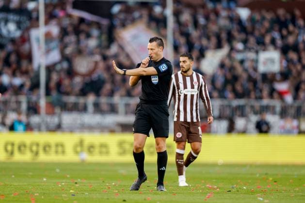 Hamburg, 19. Oktober 2025 - Fußball, 1. Bundesliga 2025 26, FC St. Pauli - TSG 1899 Hoffenheim: Schiedsrichter Sven Jablonski DFL REGULATIONS PROHIBIT ANY USE OF PHOTOGRAPHS AS IMAGE SEQUENCES AND OR QUASI-VIDEO.
