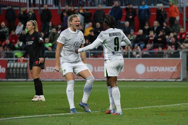 19.10.2025, xgrfx, Fussball Google Pixel Frauen-Bundesliga, Bayer Leverkusen - VfL Wolfsburg v.l. Tor, Lineth Beerensteyn (VfL Wolfsburg) (DFL DFB REGULATIONS PROHIBIT ANY USE OF PHOTOGRAPHS as IMAGE SEQUENCES and or QUASI-VIDEO) Ulrich-Haberland-Stadion