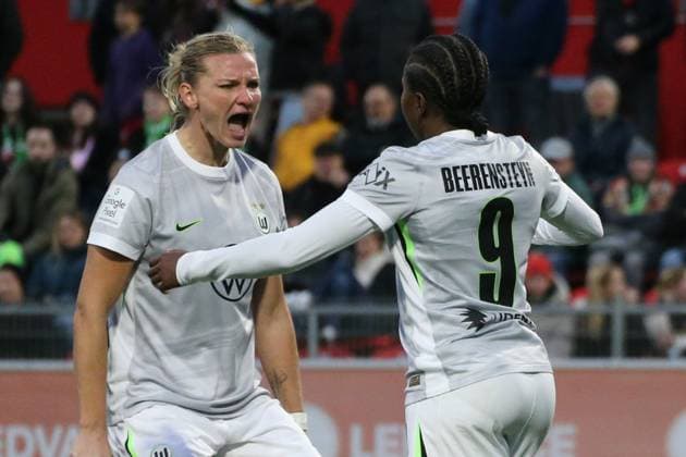 19.10.2025, xgrfx, Fussball Google Pixel Frauen-Bundesliga, Bayer Leverkusen - VfL Wolfsburg v.l. Tor, Lineth Beerensteyn (VfL Wolfsburg) (DFL DFB REGULATIONS PROHIBIT ANY USE OF PHOTOGRAPHS as IMAGE SEQUENCES and or QUASI-VIDEO) Ulrich-Haberland-Stadion