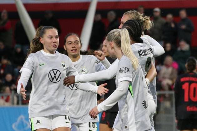19.10.2025, xgrfx, Fussball Google Pixel Frauen-Bundesliga, Bayer Leverkusen - VfL Wolfsburg v.l. Tor, Lineth Beerensteyn (VfL Wolfsburg) (DFL DFB REGULATIONS PROHIBIT ANY USE OF PHOTOGRAPHS as IMAGE SEQUENCES and or QUASI-VIDEO) Ulrich-Haberland-Stadion