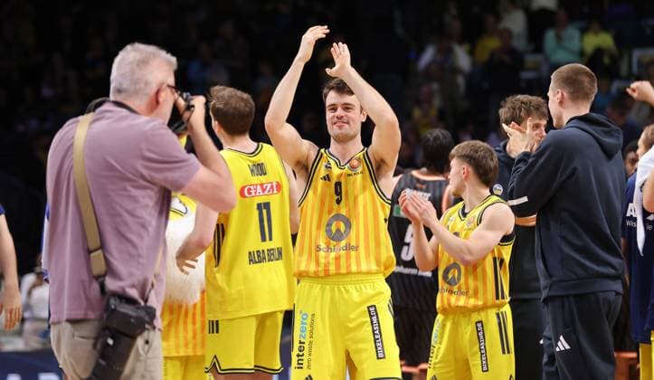 Jonas Mattisseck, Alba Mannschaft jubelt nach Spielende Basketball BBL Pokal Herren Achtelfinale Saison 2025 2026 19.10.2025 ALBA Berlin vs ratiopharm Ulm