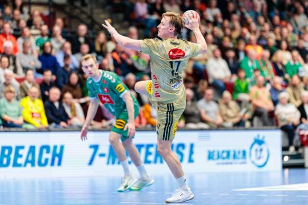 August Baskar Pedersen (TSV Hannover-Burgdorf, 17) beim Siebenmeter 7 Meter Wurf GER, GWD Minden vs. TSV Hannover-Burgdorf, Handball, 1. Bundesliga, 9. Spieltag, Spielzeit 2025 2026, 19.10.2025 GER, GWD Minden vs. TSV Hannover-Burgdorf, Handball, 1. Bundesliga, 9. Spieltag, Spielzeit 2025 2026, 19.10.2025 Luebbecke Copyright: xEibner-Pressefoto JanxRollingerx EP_JSK