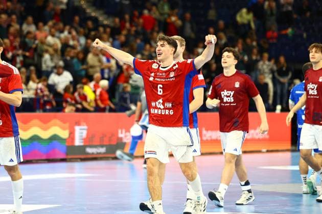 Handball I Herren I Saison 2025 2026 I Bundesliga I 9. Spieltag I HSV Hamburg - VFL Gummersbach I 19.10.2025 Elias Kofler (6, HSV Hamburg) bejubelt den Heimsieg Hamburg Barclaycard Arena Hamburg Deutschland Copyright: xLobeca RalfxHomburgx