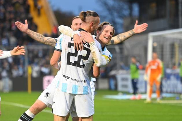 Torjubel Sigurd HAUGEN (TSV 1860 Muenchen) nach Tor zum 2-1 mit Thore JAOCBSEN (TSV 1860 Muenchen), Jubel,Freude,Begeisterung,Aktion. Fussball 3.Liga,11.Spieltag, Saison 2025 26 TSV 1860 Muenchen -MSV Duisburg 3-1, am 19.10.2025 GRUENWALDER STADION.