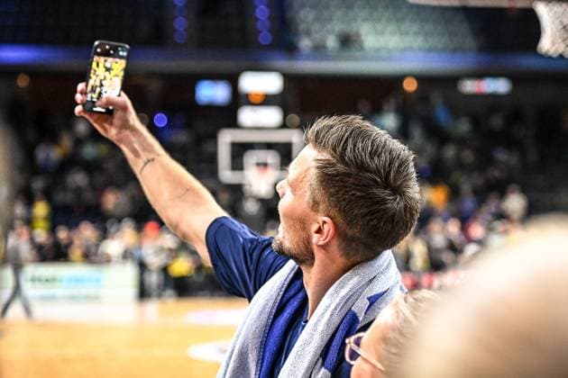 19.10.2025, xlakx, Basketball easyCredit BBL Pokal Achtelfinale, Alba Berlin - Ratiopharm Ulm v.l. Martin Hermannsson (Alba Berlin) Jubel ueber den Sieg, Jubel nach Spielende macht Selfie mit dem Handy Berlin