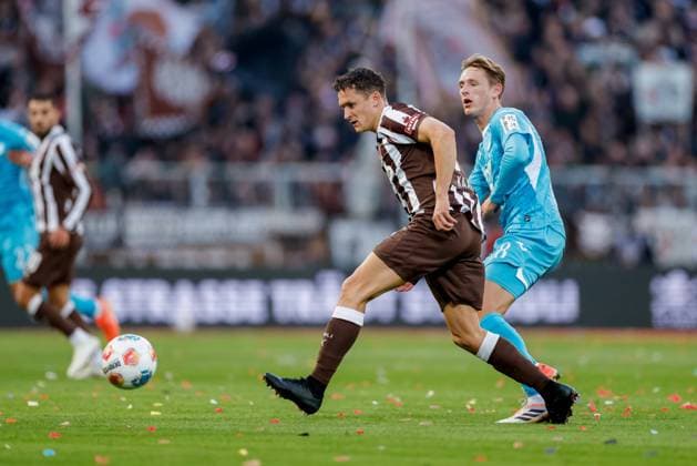 Hamburg, 19. Oktober 2025 - Fußball, 1. Bundesliga 2025 26, FC St. Pauli - TSG 1899 Hoffenheim: Martijn Kaars (FC St. Pauli, 19), Wouter Burger (TSG 1899 Hoffenheim, 18) DFL REGULATIONS PROHIBIT ANY USE OF PHOTOGRAPHS AS IMAGE SEQUENCES AND OR QUASI-VIDEO.