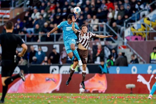 Hamburg, 19. Oktober 2025 - Fußball, 1. Bundesliga 2025 26, FC St. Pauli - TSG 1899 Hoffenheim: Bernardo Fernandes da Silva Junior (TSG 1899 Hoffenheim, 13), Martijn Kaars (FC St. Pauli, 19) DFL REGULATIONS PROHIBIT ANY USE OF PHOTOGRAPHS AS IMAGE SEQUENCES AND OR QUASI-VIDEO.